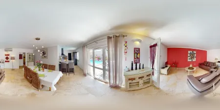 Villa les Lauriers Roses heated pool 10 min Avignon Отели в г. Тавель