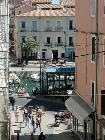 Attractive 3-bedroom duplex apartment in the heart of Sète, between Les Halles and the canal.