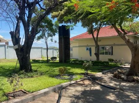 Spacious 4-bedroom beach house with WiFi, AC in beautiful Monkey Bay Отели в г. Манки Бэй