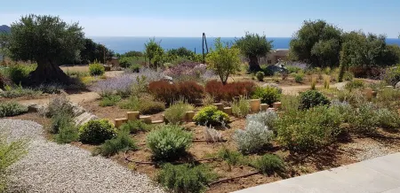 Sea view villa with garden, 5 minutes from the beach