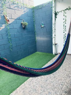 Charming 2-bedroom house with WiFi, AC, hot water  in peaceful Santa Ana โรงแรมใน