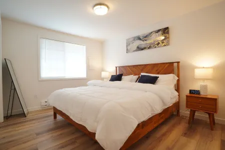 1 King 2BR w/smartTV, Wifi & stocked kitchen in tranquil