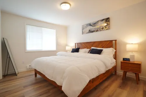 1 King 2BR w/smartTV, Wifi & stocked kitchen in tranquil