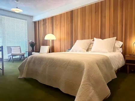 Cosy Studio in Bondi Junction in 1970s building