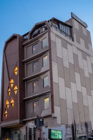 Yellow Star Gejayan Hotel Отели рядом с достопримечательностью «Университет Гаджа Мада»