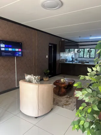 Spacious, modern & cosy Отели рядом с достопримечательностью «Dainfern»