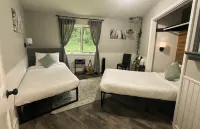 Cozy Michigan Retreat Near Wineries • Deck, Firepit & Fall Foliage