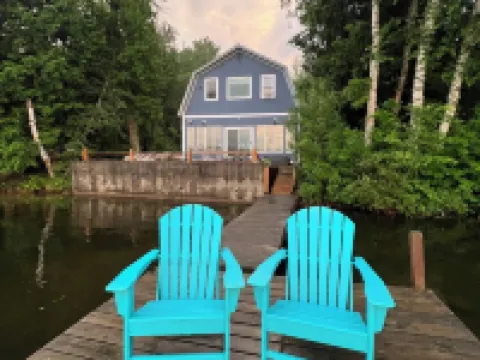 Family & Dog-Friendly Lakeside Retreat 15-Min to Mount Sunapee Hotels in Sunapee