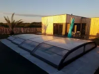 Single-storey wooden house with swimming pool near the beach Hotels in Erdeven