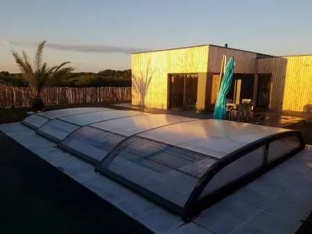 Single-storey wooden house with swimming pool near the beach Отели в г. Эрдеван