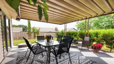 Cozy & Spacious Fam Home by Live Oak Park & I-35