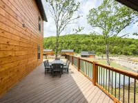 4-bedroom lodge in Tall Timbers Camp Resort w/ Private Hot Tub! Hollister, MO