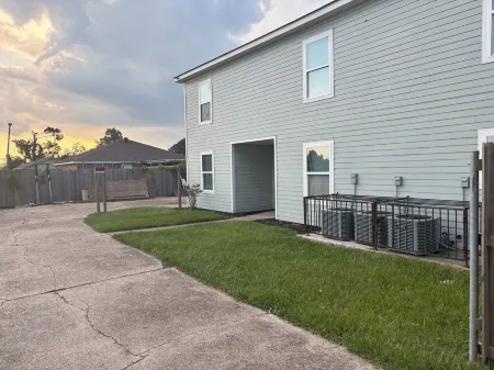 Spacious 3-bedroom corporate apartment with WiFi, AC in lovely Kenner