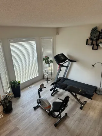 House in Winnipeg's Prime Neighbourhood Отели рядом с достопримечательностью «Университет Брендона»