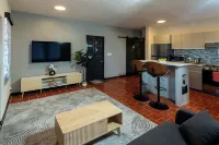 Deany's UpTop Luxury Suite