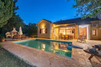 Spacious Villa for 6 with Private Pool & Large Garden, 400m from the Beach - فلل