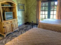6-bedroom Lodge on 12 acres in Concan, Texas.  Swimming pool & hot tub. Hotels in Concan