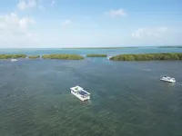 Charming house boat with 2 bedrooms and WiFi, AC in wonderful Islamorada