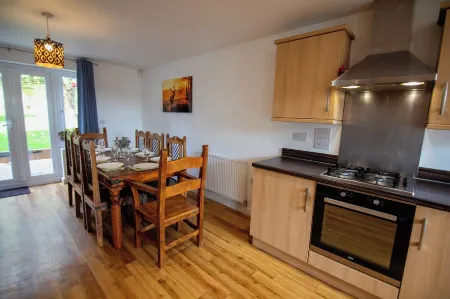 Augusta House - Andover - Large 4 bedroom with garden, near centre Отели рядом с достопримечательностью «St Michael and All Angels West Andover and Preschool»