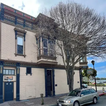 2 bedroom Waterfront Victorian Apartment