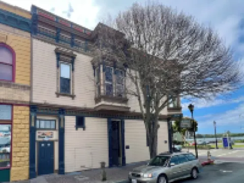 2 bedroom Waterfront Victorian Apartment