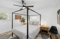 Cozy Mid Century Home 15 min from the beach