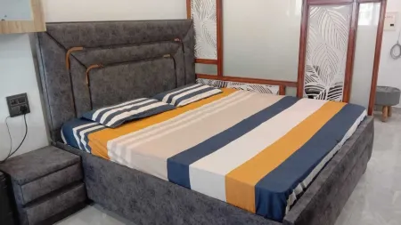 Executive Studio Apt in Moti Nagar West Delhi Отели в г. Западный Дели