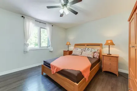 Cozy lake Simcoe cottage, pass to lake provided.