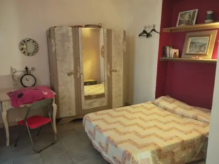 Typical southern village house in the heart of town - ideal for sightseeing Отели рядом с достопримечательностью «Camping Les Cigales , 3 étoiles»