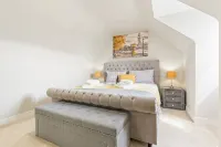 Luxury 5 bed House with Hot-tub near Bicester Village