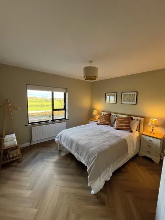 Country Cottage, private hot tub, sauna, outdoor room with stove. Peaceful& calm