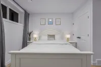 Luxury : Cozy| Modern| Clean| Spacious| easy Access to major routes in Calgary