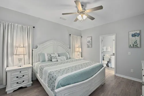 Cozy and Comfy Retreat in a Quiet Neighborhood. Weekly and monthly discounts