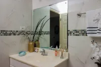 Paradise Palms 2BR Gated Community w Pool/Gym near Airport on Hip Strip Hotel a 