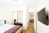 Contemporary remodeled and fully furnished Các khách sạn ở Northridge