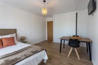 Room with private bathroom and balcony with nature view in Casa das Vinhas, Sesimbra