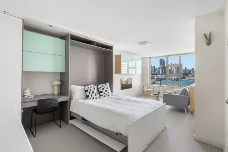 Magical Sydney Escape with Harbour Views & Parking Отели в г. Mcmahons Point