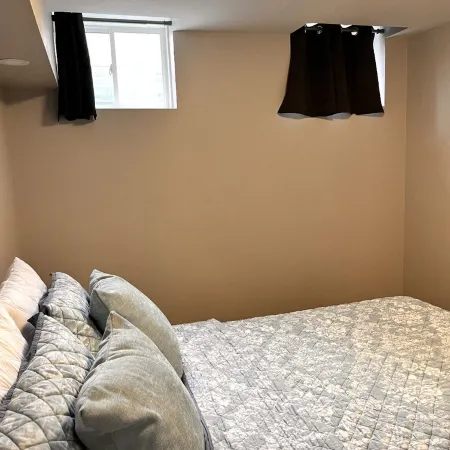 Darlington’s basement suite! Отели в г. Кларингтон