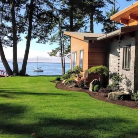 Secluded, peaceful, ocean front home. Close to all amenities/outdoor activities.