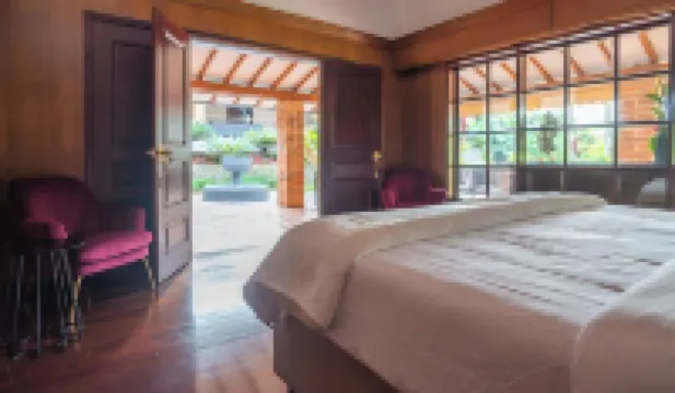 Premium Mansion in El Poblado w/Nightclub & Maid/Cook, Pool, Sauna, 7 Bedrooms