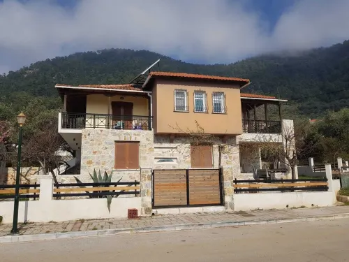 Modern apartment right on the beach فنادق في ثاسوس