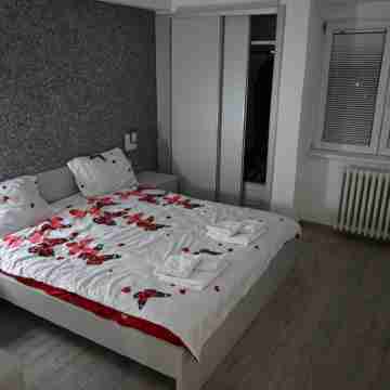 Dani's Luxury 2-bedroom Apartment 5 min from Skopje Center Rooms