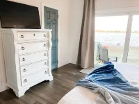 SEA EVERYWHERE!  Open Water & 2 Boat Basins! Old Wooden Bridge Guest Cottages & Marina 주변 호텔