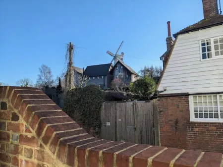 Loft apartment in the heart of Cranbrook Отели в г. Кранбрук