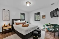 Hot Tub Cabin under the Stars • Game Room• Poconos Escape • Pet-Friendly!