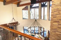 Sleeps 22 Hot Tub  3 Car Garage Sauna Gym