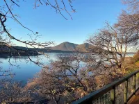 Cozy Cottage: Panoramic Lake Views, WiFi, Deck