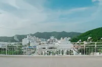 3 min to beach apartment, ocean view, terrace, big pool, and AC in Santa Marta