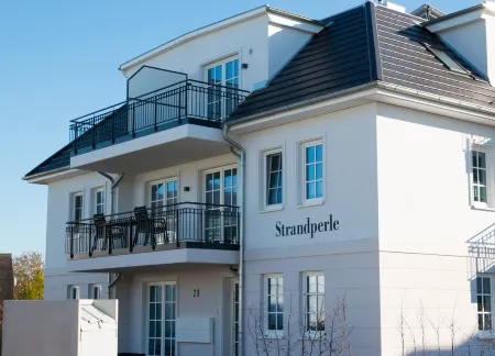 Apartment beach life. 2 bedrooms, high quality furnishings, great sea views!