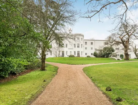 Bijou apartment in a historic Taplow Manor house with dedicated office space Отели рядом с достопримечательностью «Библиотека РБУМ Мейденхед»